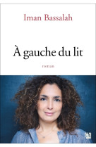 à gauche du lit