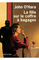 La fille sur le coffre à bagages