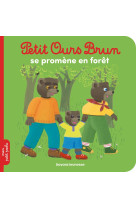 Petit ours brun se promène en forêt