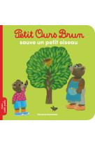 Petit ours brun sauve un petit oiseau